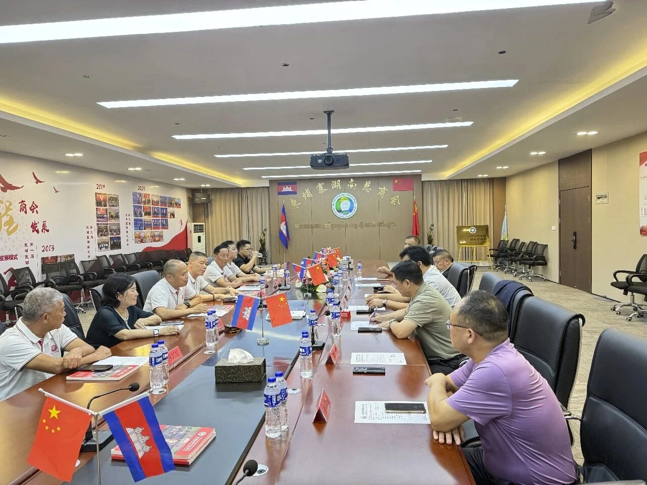 柬埔寨中国闽商会代表团到访柬埔寨湖南总商会